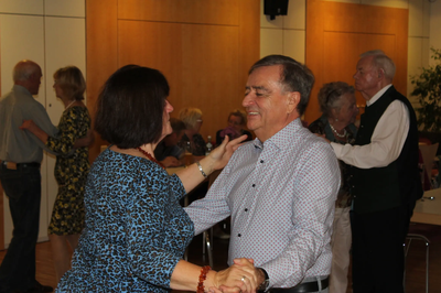 Tanzen, egal ob in der Gruppe oder zu zweit, verbindet die Förderung der Gesundheit mit Geselligkeit. 