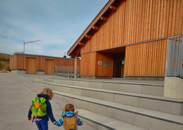 Kinder auf dem Weg in die Kita „Am Hopfastadl“