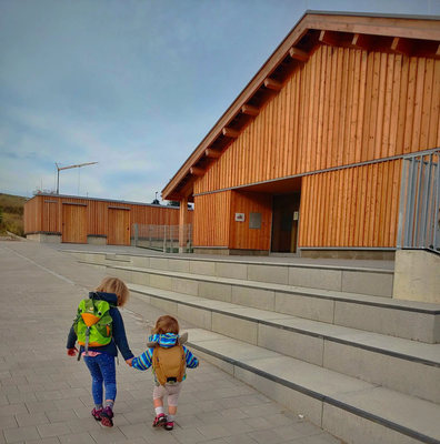 Kinder auf dem Weg in die Kita „Am Hopfastadl“