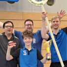 Abteilungsleiter Thomas Freitag (hinten) freut sich mit dem Siegerteam David Aschauer, Simon Steininger und Thorge Boerma