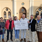 Von links: Veronika Seitz (Projektleiterin der Nachhaltigkeitspartnerschaft der Stadt Pfaffenhofen), Markus Käser (Co-Vorsitzender "Pfaffenhofener Land"), Kinga und Klaus Wildmoser (Rösterei "Fausto"), Bürgermeister Thomas Herker und Joseph Amberger (Projektleiter der Bodenallianz). 