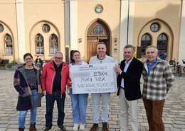 Von links: Veronika Seitz (Projektleiterin der Nachhaltigkeitspartnerschaft der Stadt Pfaffenhofen), Markus Käser (Co-Vorsitzender "Pfaffenhofener Land"), Kinga und Klaus Wildmoser (Rösterei "Fausto"), Bürgermeister Thomas Herker und Joseph Amberger (Projektleiter der Bodenallianz). 