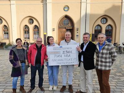 Von links: Veronika Seitz (Projektleiterin der Nachhaltigkeitspartnerschaft der Stadt Pfaffenhofen), Markus Käser (Co-Vorsitzender "Pfaffenhofener Land"), Kinga und Klaus Wildmoser (Rösterei "Fausto"), Bürgermeister Thomas Herker und Joseph Amberger (Projektleiter der Bodenallianz). 