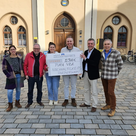 Von links: Veronika Seitz (Projektleiterin der Nachhaltigkeitspartnerschaft der Stadt Pfaffenhofen), Markus Käser (Co-Vorsitzender "Pfaffenhofener Land"), Kinga und Klaus Wildmoser (Rösterei "Fausto"), Bürgermeister Thomas Herker und Joseph Amberger (Projektleiter der Bodenallianz). 