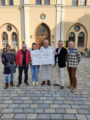 Von links: Veronika Seitz (Projektleiterin der Nachhaltigkeitspartnerschaft der Stadt Pfaffenhofen), Markus Käser (Co-Vorsitzender "Pfaffenhofener Land"), Kinga und Klaus Wildmoser (Rösterei "Fausto"), Bürgermeister Thomas Herker und Joseph Amberger (Projektleiter der Bodenallianz). 