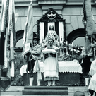 Fahnenweihe im Jahr 1952 vor der Knabenschule (heute Josef-Maria-Lutz-Schule)