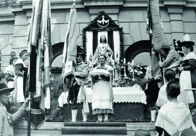 Fahnenweihe im Jahr 1952 vor der Knabenschule (heute Josef-Maria-Lutz-Schule)
