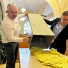 Um 18 Uhr wurden die Urnen im Wahllokal im Rathaus geöffnet und die Auszählung begann. 