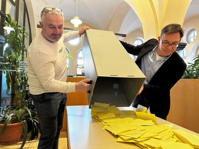 Um 18 Uhr wurden die Urnen im Wahllokal im Rathaus geöffnet und die Auszählung begann. 