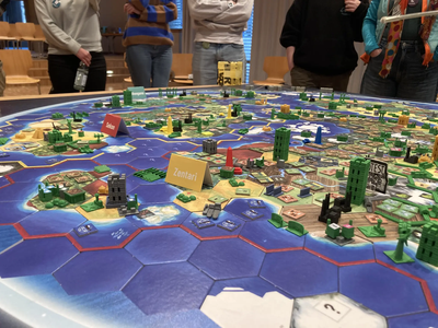 In dem Brett- und Planspiel zum Weltklima werden komplexe Zusammenhänge für die Jugendlichen erlebbar gemacht. 