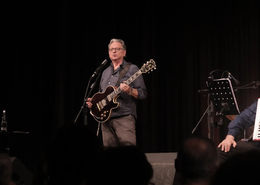 Zwischen den Songs trat Günter Grünwald ans Mikro und erzählte humorvolle Anekdoten. 