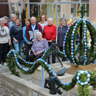 Jedes Jahr schmücken Ehrenamtliche Helferinnen und Helfer den Osterbrunnen im Innenhof.