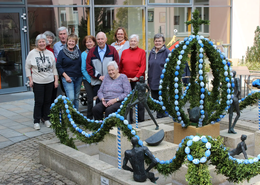 Jedes Jahr schmücken Ehrenamtliche Helferinnen und Helfer den Osterbrunnen im Innenhof.