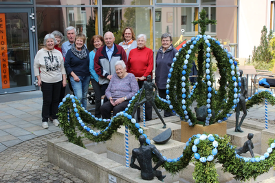 Jedes Jahr schmücken Ehrenamtliche Helferinnen und Helfer den Osterbrunnen im Innenhof.