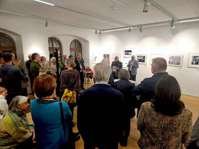 Ernst Hillisch und Reinhard Haiplik eröffneten die Ausstellung der Fotofreunde.