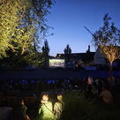 Gemütliches Open-Air-Kinoerlebnis bei der Kurzfilmnacht auf der Ilminsel Pfaffenhofen.