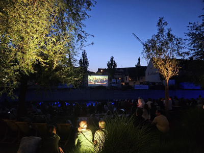 Gemütliches Open-Air-Kinoerlebnis bei der Kurzfilmnacht auf der Ilminsel Pfaffenhofen.