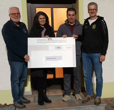 Auf dem Foto von links:
Stefan Stolz Feuerwehr Uttenhofen, Petra Helfer schmerfrei eV, Stefan Rankl Theaterspielgruppe Uttenhofen, Stefan
Thalmeier Dorfschützen Uttenhofen