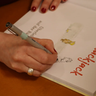 Isabel Pin signierte ihre Bücher auf ganz persönliche Art und Weise