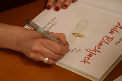 Isabel Pin signierte ihre Bücher auf ganz persönliche Art und Weise