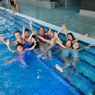 Schwimmunterricht mit Lehrkräften der Wasserwacht 