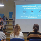 Büchereimitarbeiterin Elisabeth Brendel vermittelt angehenden Kinderpflegerinnen in der Stadtbücherei praxisnahe Methoden der Literaturpädagogik. 