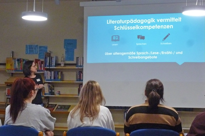 Büchereimitarbeiterin Elisabeth Brendel vermittelt angehenden Kinderpflegerinnen in der Stadtbücherei praxisnahe Methoden der Literaturpädagogik. 