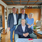 Zum 65. Hochzeitstag freute sich das Ehepaar Hobmeier über die Glückwünsche von Bürgermeister Thomas Herker und Landrat Albert Gürtner.
