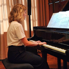 Beim Vorspiel „Klangfarben am Klavier“ zeigen die Schülerinnen und Schüler ihr Können am Instrument. 