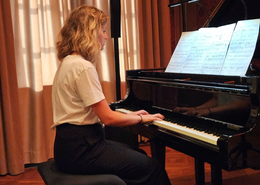 Beim Vorspiel „Klangfarben am Klavier“ zeigen die Schülerinnen und Schüler ihr Können am Instrument. 