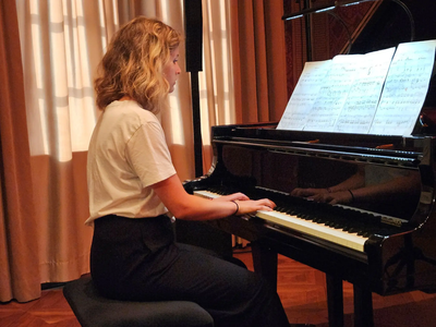 Beim Vorspiel „Klangfarben am Klavier“ zeigen die Schülerinnen und Schüler ihr Können am Instrument. 