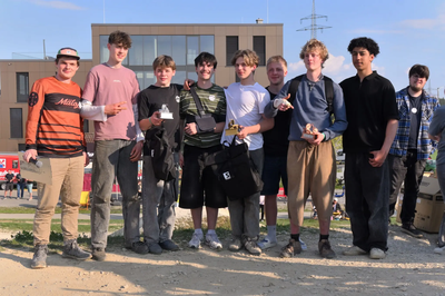 Bei der Siegerehrung des „Best Line Contest“ beim IlmJam im Dirtpark Pfaffenhofen: v. l. n. r. Jonas Hirsch, Alexander Podobnik, Tobias Hanel, Luis Peters, Ricardo Gabriel, Simon Richter, Simon Klar, Leonardo Kovacs und Felix Grimm. 