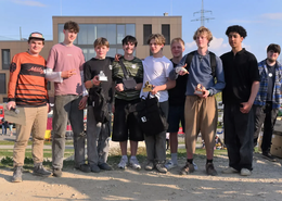 Bei der Siegerehrung des „Best Line Contest“ beim IlmJam im Dirtpark Pfaffenhofen: v. l. n. r. Jonas Hirsch, Alexander Podobnik, Tobias Hanel, Luis Peters, Ricardo Gabriel, Simon Richter, Simon Klar, Leonardo Kovacs und Felix Grimm. 