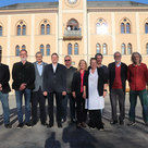 Bürgermeister Thomas Herker mit den ausscheidenden Stadtratsmitgliedern.
