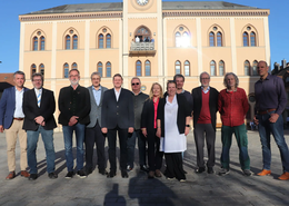 Bürgermeister Thomas Herker mit den ausscheidenden Stadtratsmitgliedern.
