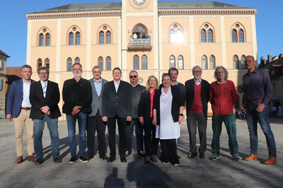 Bürgermeister Thomas Herker mit den ausscheidenden Stadtratsmitgliedern.
