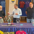 Erster Bürgermeister Thomas Herker (Mitte) und Daniel Willam (rechts) mit Robert Schröder (Jugendfußball Förderverein Pfaffenhofen, links)