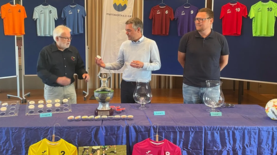 Erster Bürgermeister Thomas Herker (Mitte) und Daniel Willam (rechts) mit Robert Schröder (Jugendfußball Förderverein Pfaffenhofen, links)