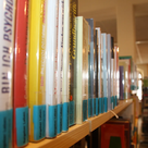  57.217 Bücher gingen 2025 in der Stadtbücherei über die Theke. 