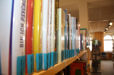  57.217 Bücher gingen 2025 in der Stadtbücherei über die Theke. 