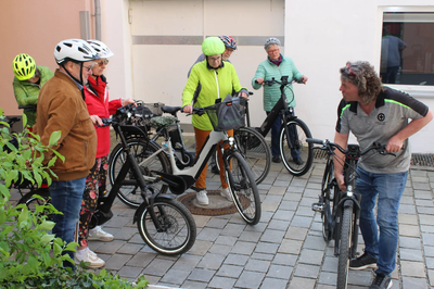 
Beim E-Bike-Training am Hofberg wurde der richtige Umgang mit dem Fahrrad direkt in der Praxis geübt und erklärt