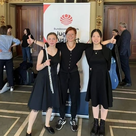 Anastasiia Lytvyn und Lina Chen mit der Querflötenlehrerin Karina Erhard beim „Jugend musiziert“-Bundeswettbewerb.