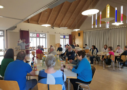 Beim gemeinsamen Abendessen der ehrenamtlichen Mitarbeiterinnen und Mitarbeiter der Stadtbücherei Pfaffenhofen dankte Bürgermeister Thomas Herker den Engagierten für ihren Einsatz und nutzte die Gelegenheit zum persönlichen Austausch.