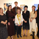 Die IKVP-Vorsitzende Marita Emrich (links) und Kuratorin Carine Raskin-Sander (Mitte) mit den jungen Künstlern (von links) Daria Zemerova, Loris van den Beld, Hanna Laura Emrich, Lea Ndreka, Dinah-Charles Francis.