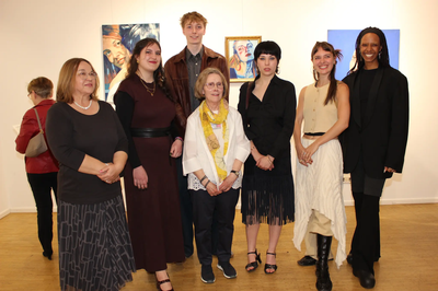 Die IKVP-Vorsitzende Marita Emrich (links) und Kuratorin Carine Raskin-Sander (Mitte) mit den jungen Künstlern (von links) Daria Zemerova, Loris van den Beld, Hanna Laura Emrich, Lea Ndreka, Dinah-Charles Francis.