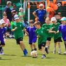 Spielszene KiGa-Cup 2024; Burzlbaam (dunkelgrün) gegen Ecolino (violett)