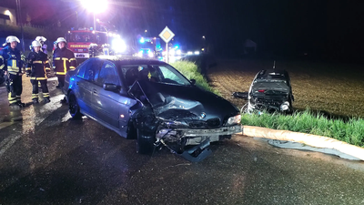 Verkehrsunfall mit zwei PKW und einer eingeschlossenen Person