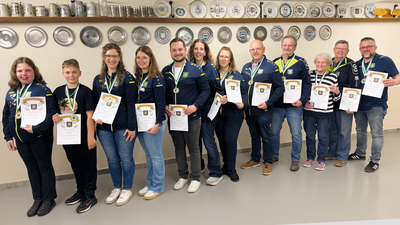 Die Vereinsmeister: (v. l.) Katja Schweigard, Jonas Fritz, Anja Schweigard, Stefanie Reisner, Michael Halmich, Silvia Schweigard, Gerlinde Reisner, Manfred Schweigard, Erich Halmich, Ida Donaubauer sowie Heinz Repper und Stefan Mikolasch.