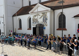 Die Jugendstadtkapelle und die Bläserklasse sorgten vor dem Haus der Begegnung für den musikalischen Auftakt des Tags der offenen Tür. 