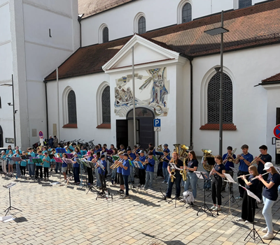 Die Jugendstadtkapelle und die Bläserklasse sorgten vor dem Haus der Begegnung für den musikalischen Auftakt des Tags der offenen Tür. 